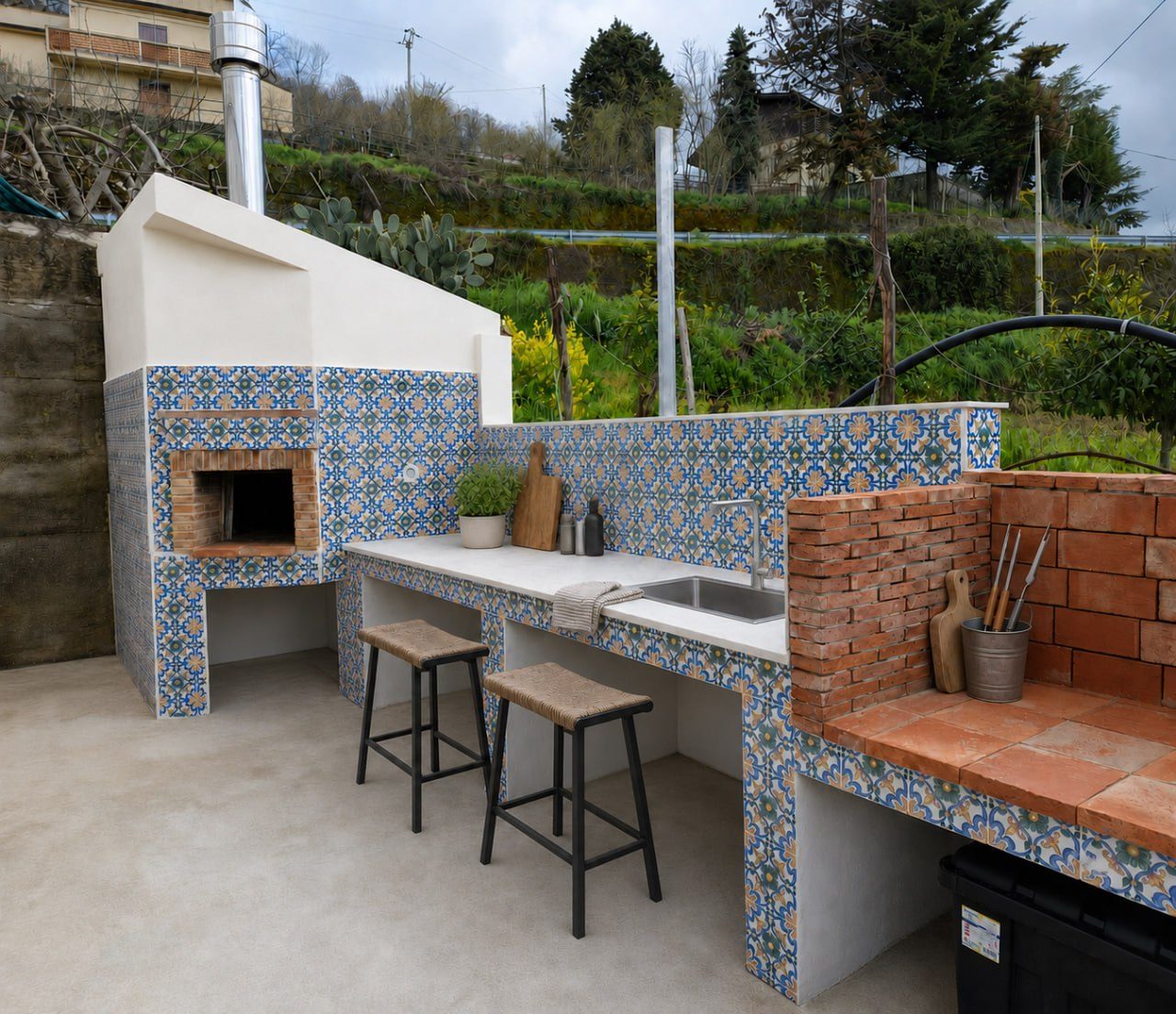 La cucina esterna in maiolica di Raccuja Dive, affacciata sulle colline dei Nebrodi