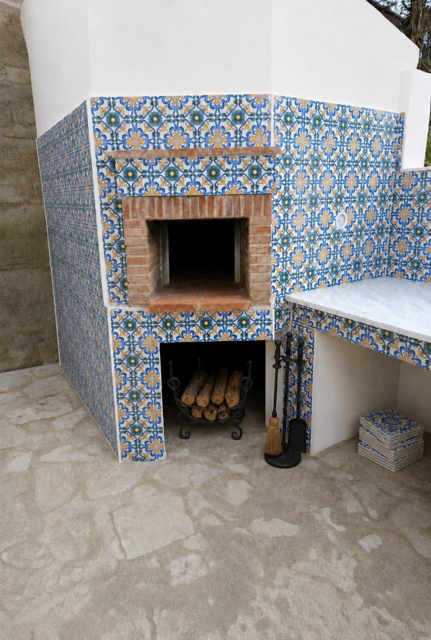 Forno artigianale rivestito in maiolica, usato per la cottura del pane